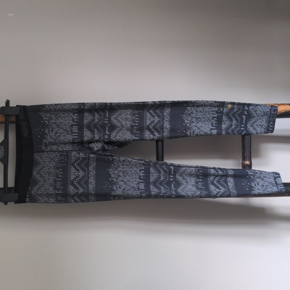 GUC- Nike Pro leggings Size M